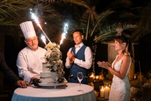 Présentation du gâteau en plein air dans la patio du Château de Garde.