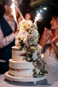 Présentation du gâteau en plein air dans la patio du Château de Garde.