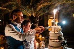 Présentation du gâteau en plein air dans la patio du Château de Garde.