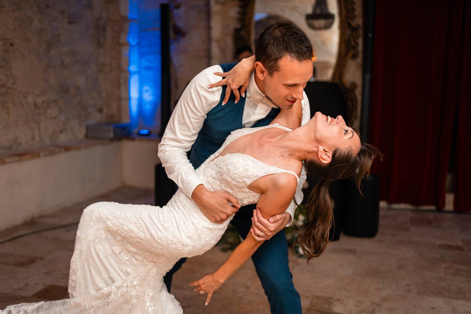 Première danse des mariés dans la salle de réception du Château de Garde.