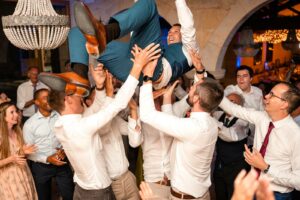 Ambiance festive lors de la soirée de mariage au Château de Garde.