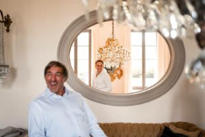 Préparatifs et habillage du marié avec ses témoins et garçons d'honneur