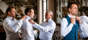 Préparatifs et habillage du marié avec ses témoins et garçons d'honneur