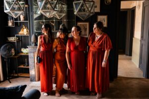 Photos des témoins et demoiselles d'honneur en robe terracotta