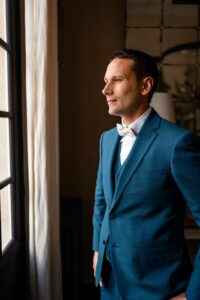 Portrait du marié avant la cérémonie laïque au Château de Garde