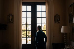 Portrait du marié avant la cérémonie laïque au Château de Garde