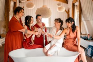 Préparatifs de la mariée dans une chambre lumineuse du Château de Garde.