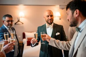 Hugo entouré de ses témoins pendant les préparatifs, un moment convivial et détendu.