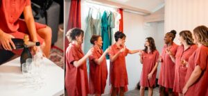 Derniers instants avant la robe, entourée de ses proches.