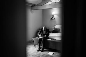 Derniers instants du marié avant la cérémonie laïque.