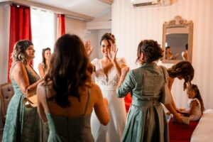 Emeline dans sa robe de mariée entourée de ses témoins et demoiselle d'honneur.