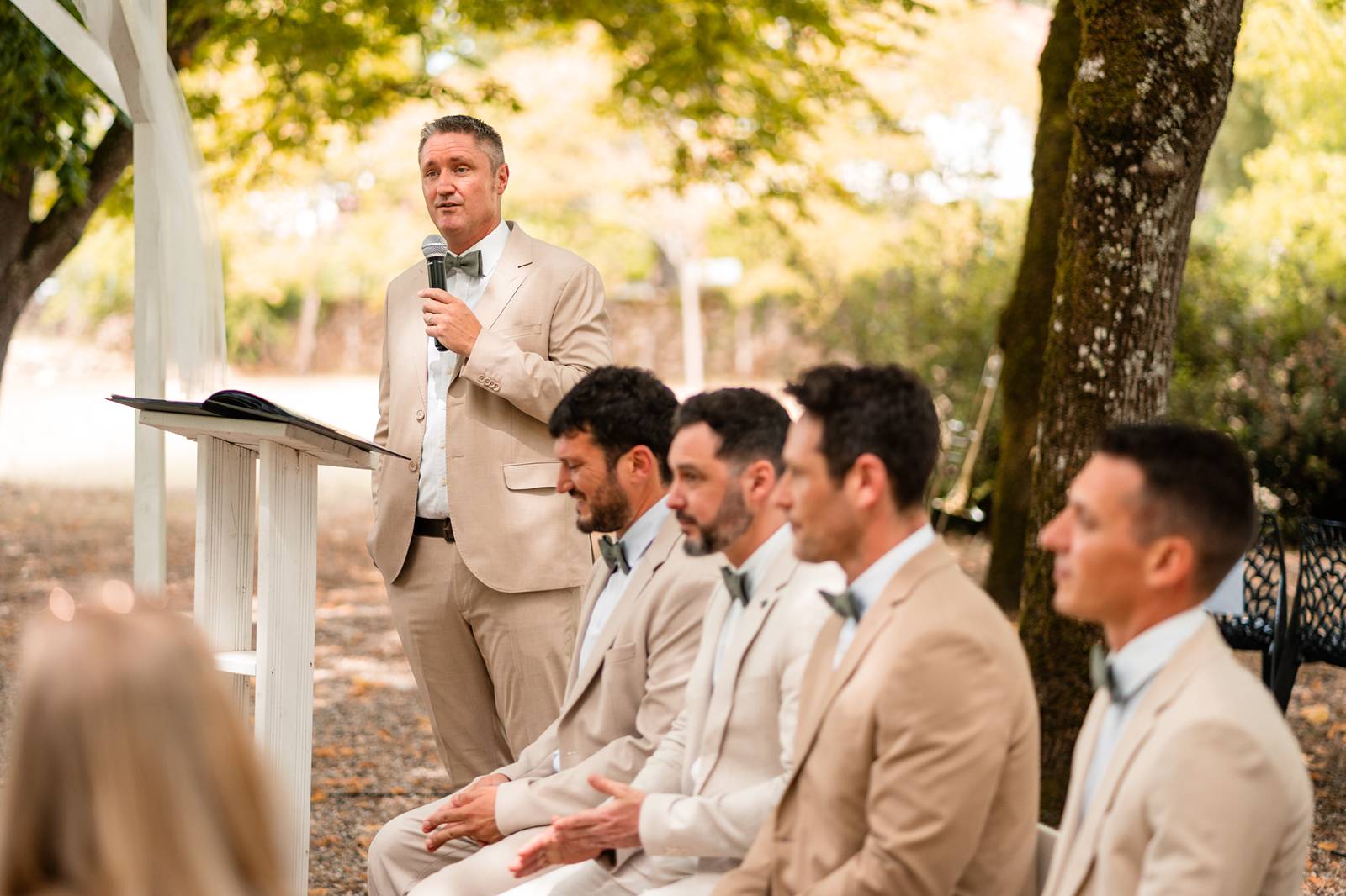 Le best man officie avec humour et émotion devant les invités.