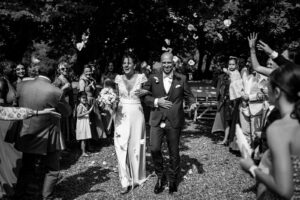 Sortie de cérémonie festive sous les applaudissements et les pétales.