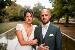 Emeline et Hugo dans un moment complice, près du bassin du Domaine de Valmont.