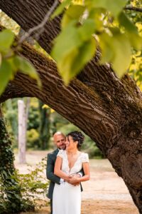 Portrait romantique des mariés entre les bambous et les arbres.