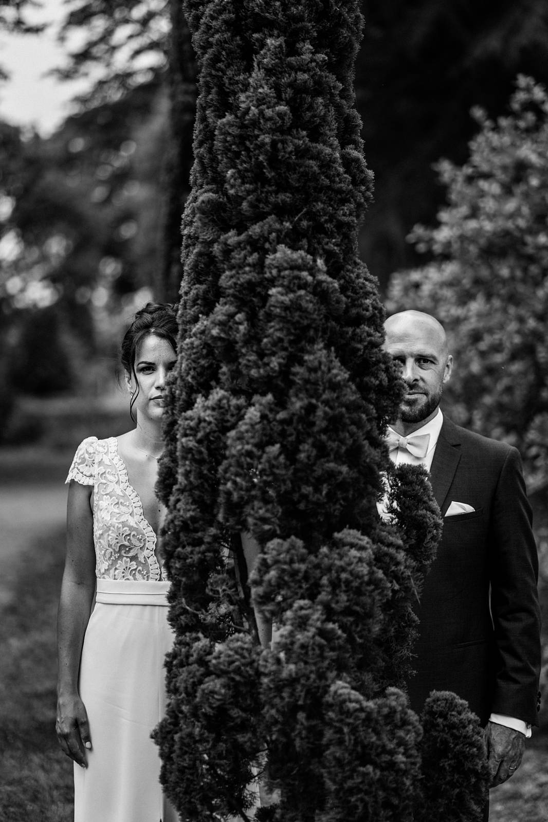 Portrait romantique des mariés entre les bambous et les arbres.