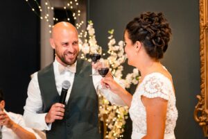 Toast porté par les mariés, rires et souvenirs partagés.