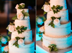 Wedding cake présenté à l’extérieur, devant le bassin illuminé.