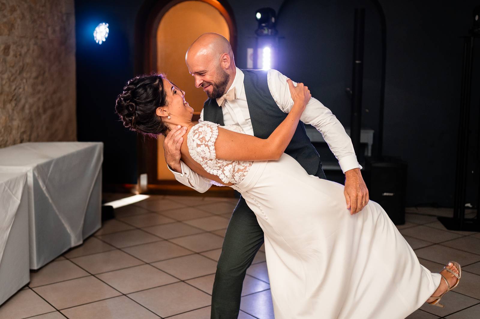 Première danse d’Emeline et Hugo : une chorégraphie surprise qui lance la soirée.