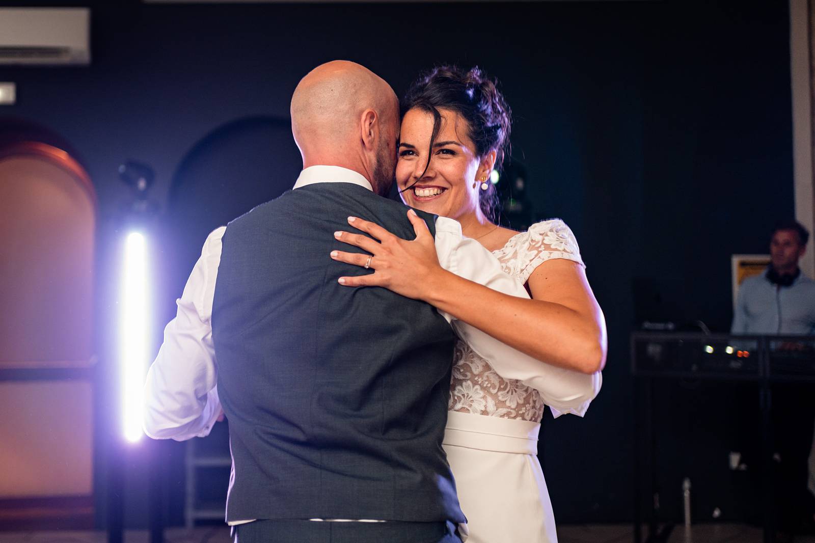Première danse d’Emeline et Hugo : une chorégraphie surprise qui lance la soirée.