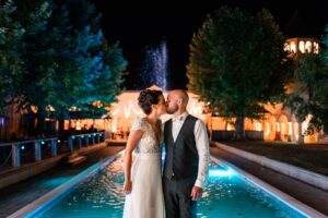 Emeline et Hugo dans un moment complice, la nuit près du bassin du Domaine de Valmont.
