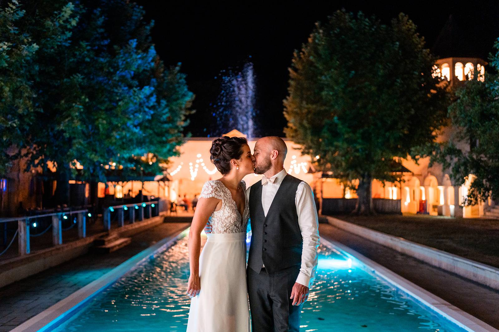 Emeline et Hugo dans un moment complice, la nuit près du bassin du Domaine de Valmont.