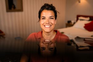Emeline en pleine séance maquillage dans la chambre des mariés au Domaine de Valmont.