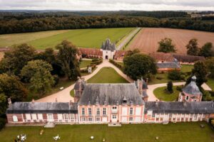 Vue au drone d'un mariage international au château de bonnemare