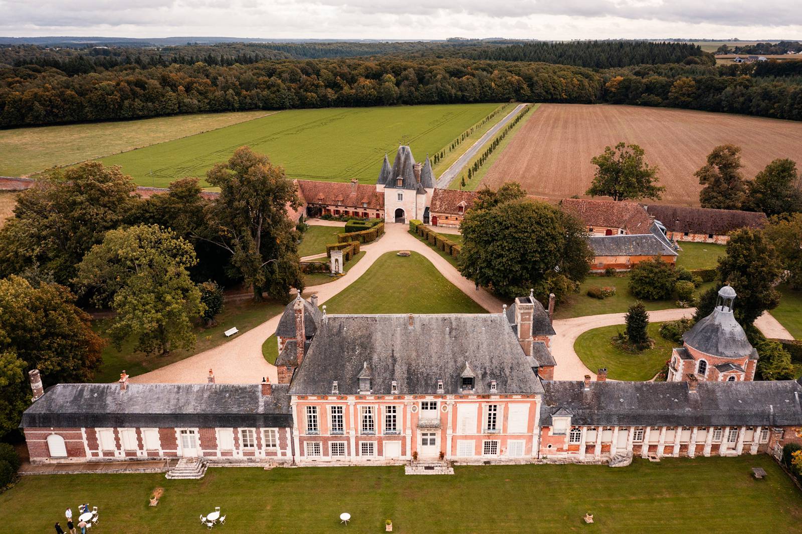 Vue au drone d'un mariage international au château de bonnemare