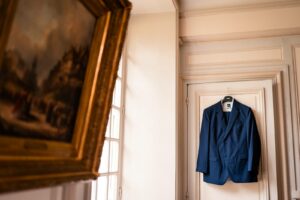 Costume de marié suspendu dans un salon du château de bonnemare