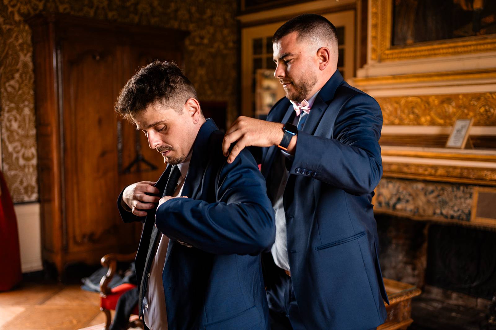 Préparatifs du marié avec ses témoins dans la chambre de Parade du Château de Bonnemare