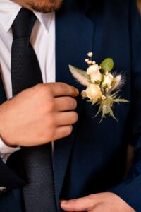 Boutonnière posée sur le costume du marié