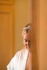 Mariée se préparant avec ses demoiselles d'honneur dans la suite Louis XVI du Château de Bonnemare, Normandie