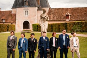 Préparatifs du marié avec ses témoins dans les jardins du Château de Bonnemare