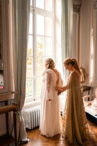 Mariée se préparant avec ses demoiselles d'honneur dans la suite Louis XVI du Château de Bonnemare, Normandie
