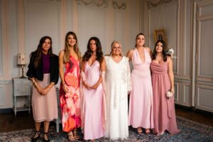 Mariée se préparant avec ses demoiselles d'honneur dans la suite Louis XVI du Château de Bonnemare, Normandie