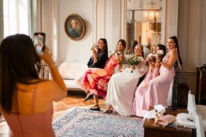 Mariée se préparant avec ses demoiselles d'honneur dans la suite Louis XVI du Château de Bonnemare, Normandie