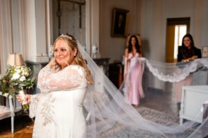 Mariée se préparant avec ses demoiselles d'honneur dans la suite Louis XVI du Château de Bonnemare, Normandie