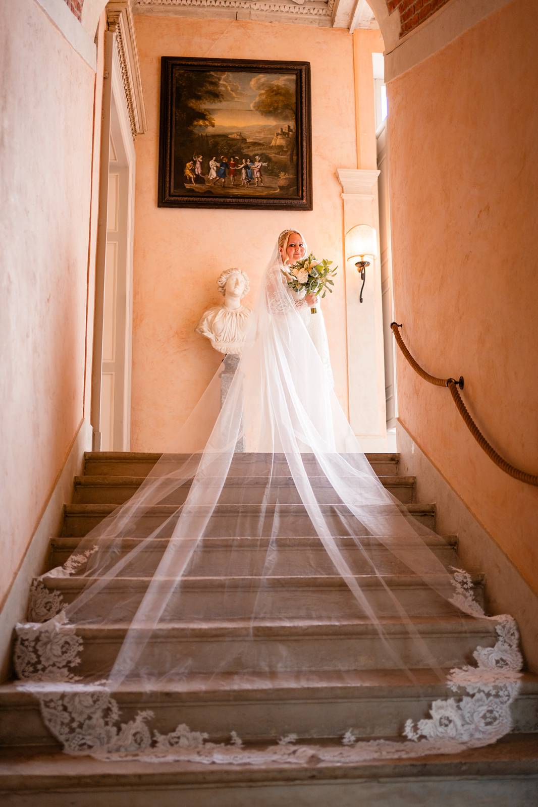 Mariée se préparant avec ses demoiselles d'honneur dans la suite Louis XVI du Château de Bonnemare, Normandie