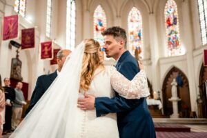 Marié découvrant sa future épouse dans l’église en Normandie
