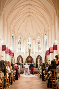 Vue intérieure de l’église pendant la cérémonie religieuse