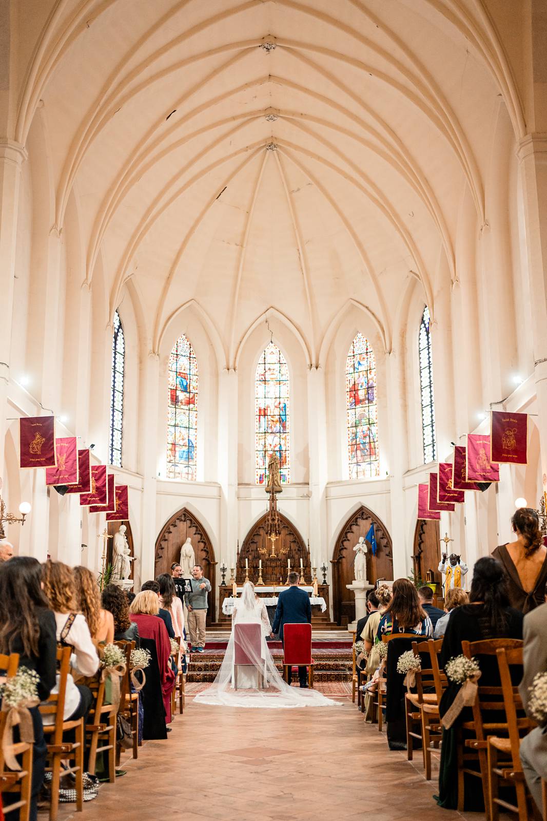 Vue intérieure de l’église pendant la cérémonie religieuse