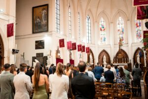 Vue intérieure de l’église pendant la cérémonie religieuse