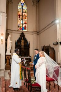 Echange des voeux lors de la cérémonie religieuse en Normandie