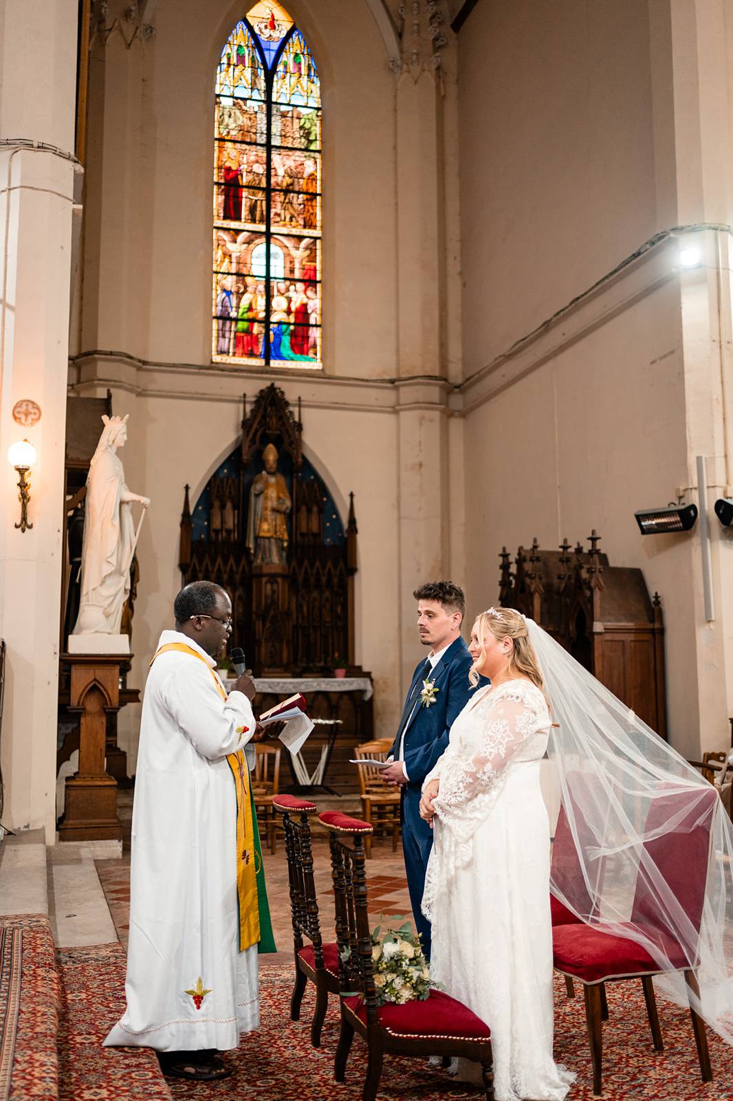 Echange des voeux lors de la cérémonie religieuse en Normandie