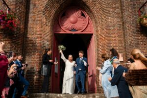 Sortie des mariés devant l’église de Fleury-sur-Andelle