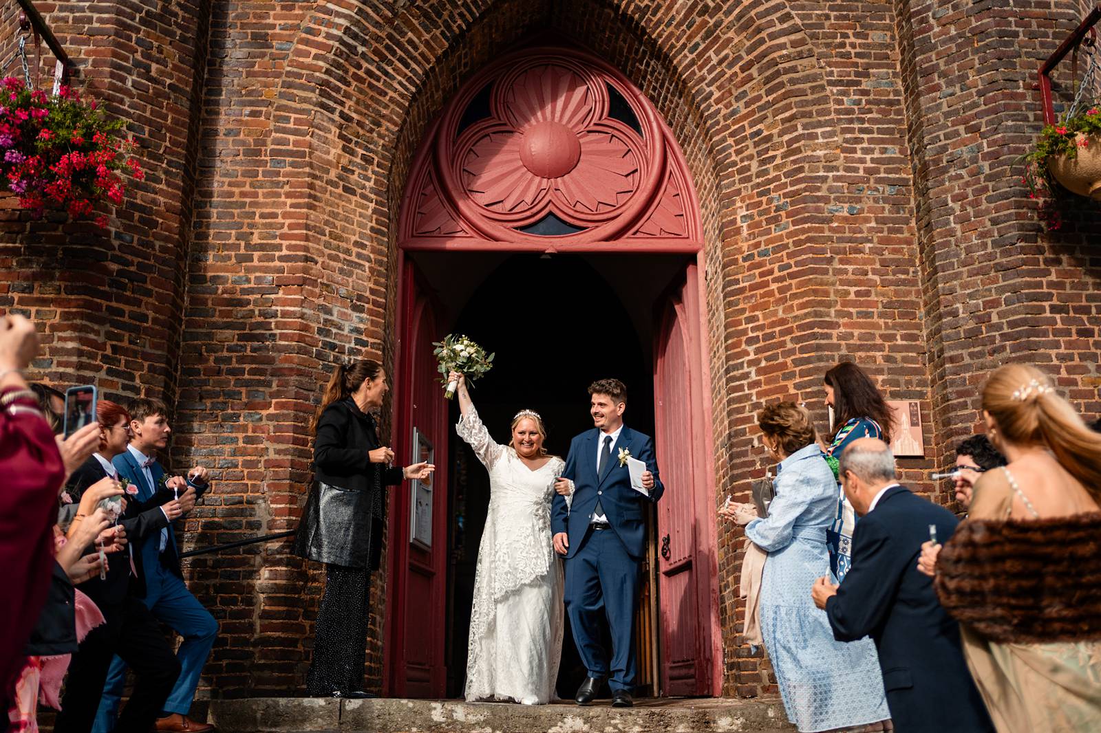 Sortie des mariés devant l’église de Fleury-sur-Andelle