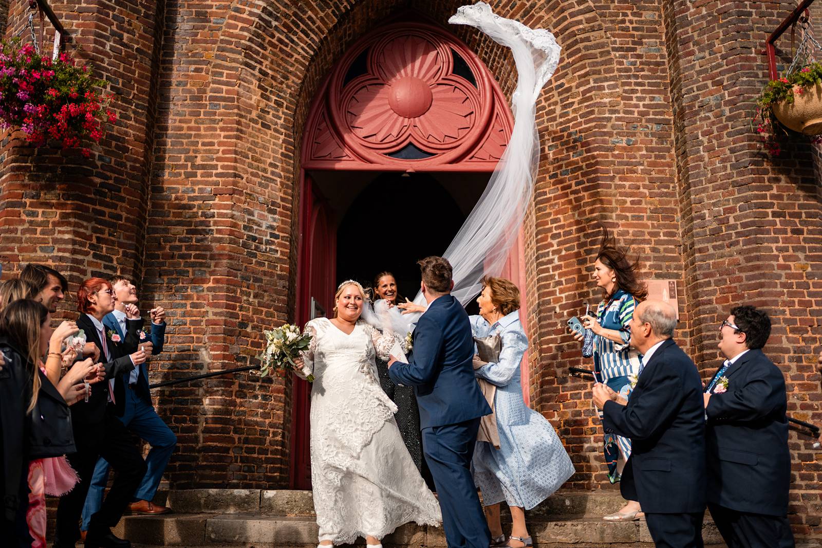 Sortie des mariés devant l’église de Fleury-sur-Andelle