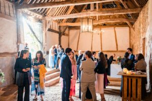 Vin d’honneur dans la grange du Château de Bonnemare