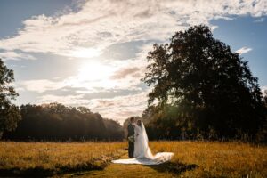 Photos de couple dans la prairie derrière le Château de Bonnemare, Normandie